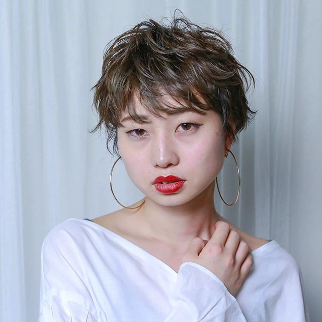 濃いめのリップが映える大人っぽヘアカラー 秋メイクに合わせたヘアスタイルをご紹介 Folk