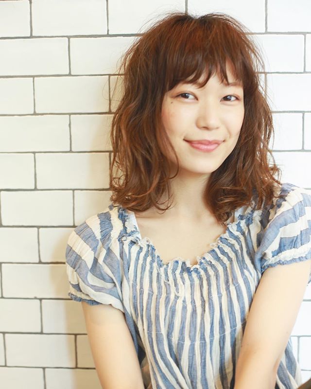 ミディアムボブスタイル50選 フェミニンな雰囲気で女子力アップ Folk
