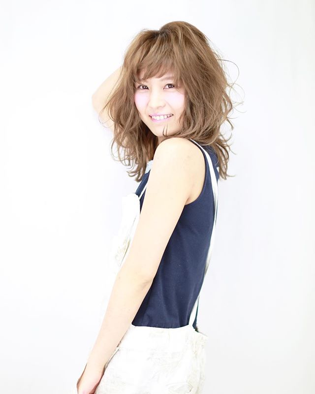 小顔効果の定番 ひし形シルエットのミディアムヘアがおすすめ Folk