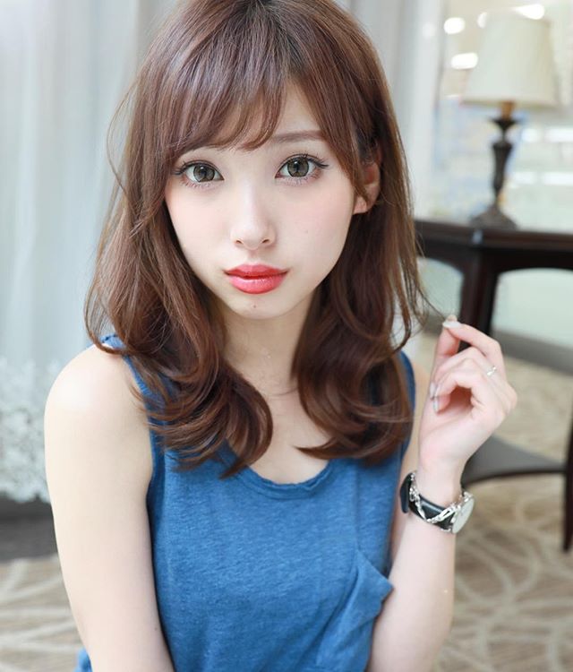 ひし形シルエットミディアムヘア
