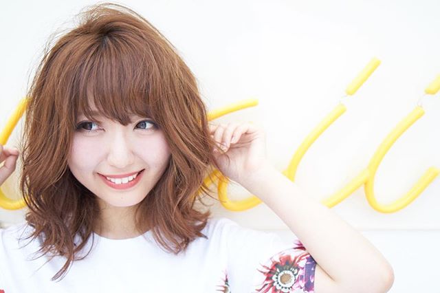 小顔効果の定番 ひし形シルエットのミディアムヘアがおすすめ Folk