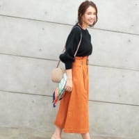 暗い色味を選びがちな秋！派手色を取り入れてパッと目を引く素敵コーデに♡