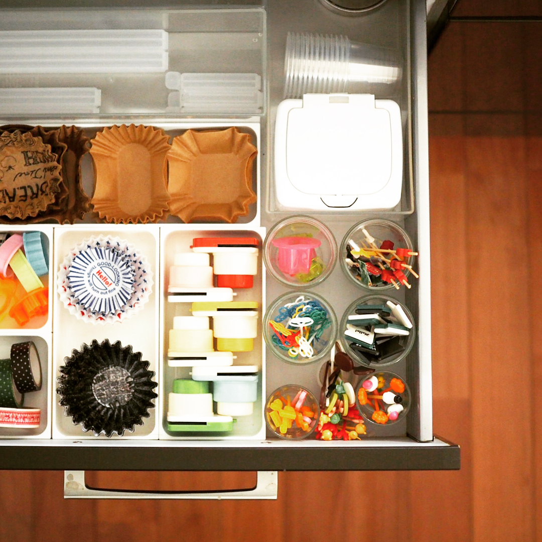 スッキリ使いやすく収納しよう カラフルで細々したお弁当グッズの収納実例集 Folk