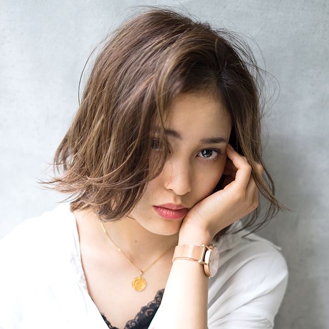 丸顔さんにもオススメ！かっこいい女性になれるかきあげバングスタイル | folk