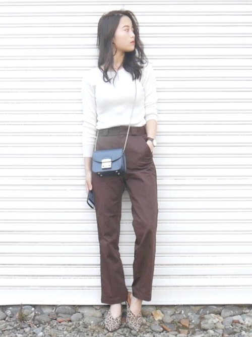 リブニット×チノストレートパンツ