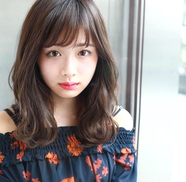巻き髪ヘアスタイルで躍動感を 巻き方別ヘアスタイリング実例をご紹介 Folk
