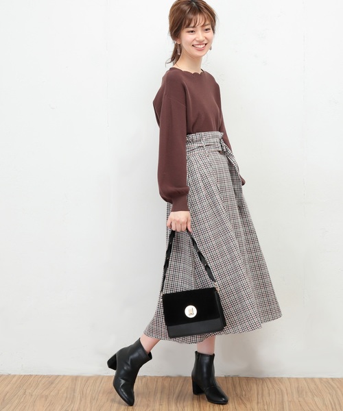 衿ぐりスカラップ刺繍ニット