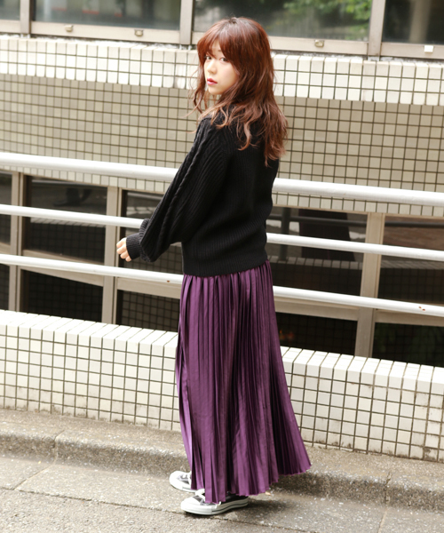 サテンプリーツスカート