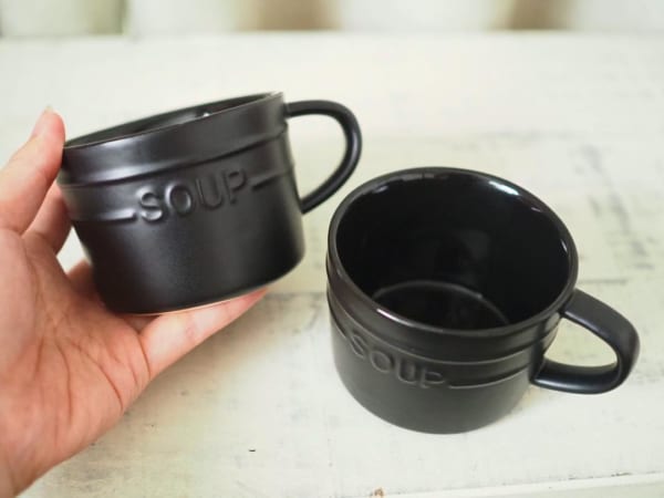 マットブラックのスープカップ