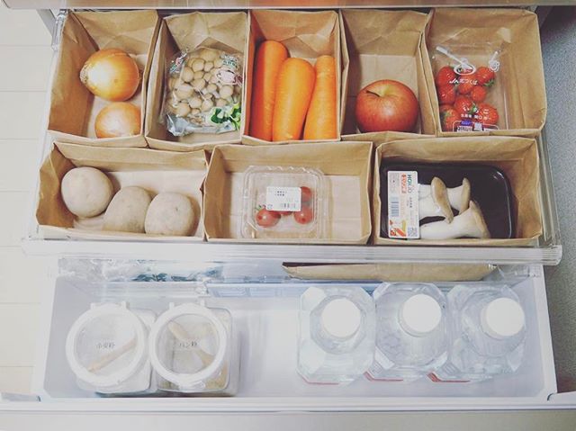 キレイにまとめて取り出しやすく 冷蔵庫の野菜室を賢く収納するには Folk