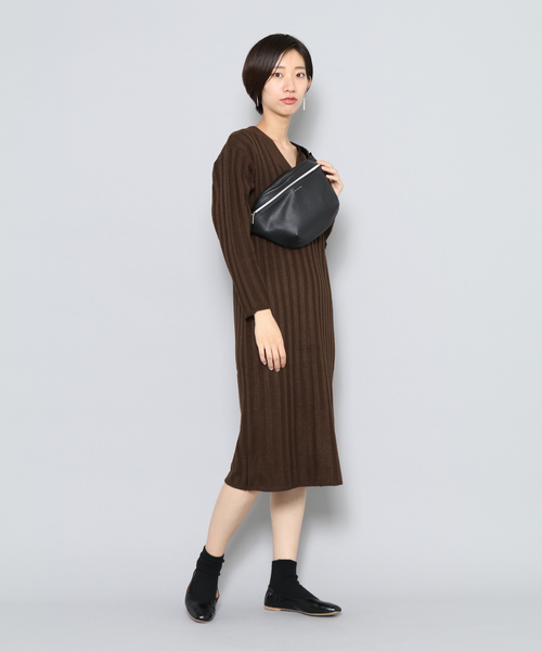 Vネックニットワンピース