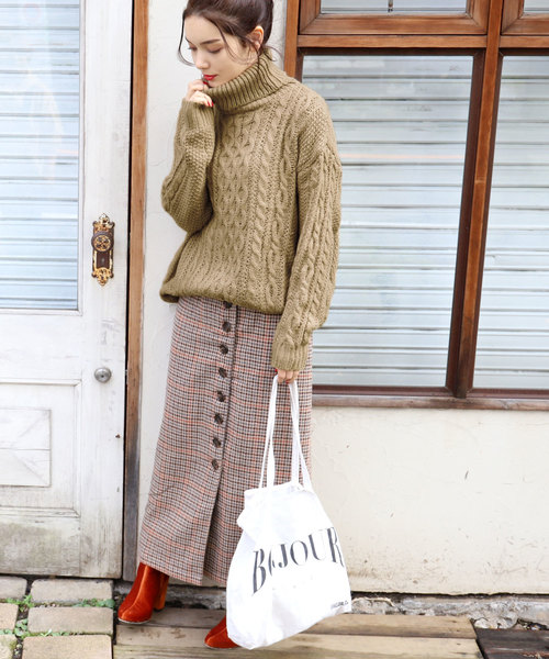 首元暖かくマフラーいらず ベージュ系タートルネックで作るおしゃれコーデ Folk