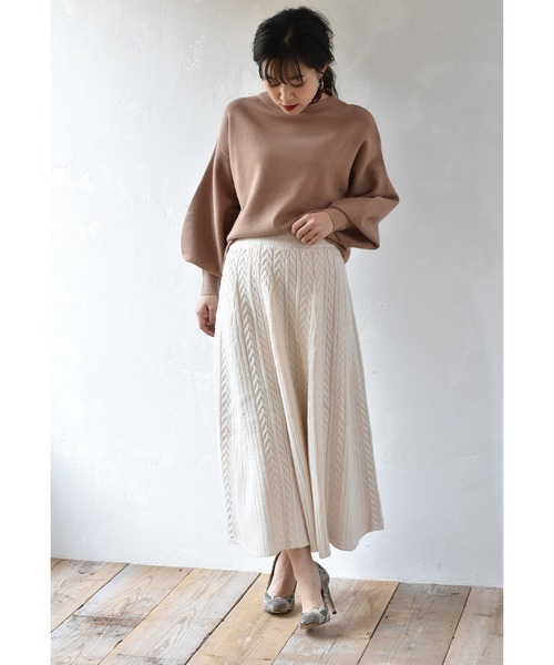 たっぷりフレアのケーブル編みニットロングスカート