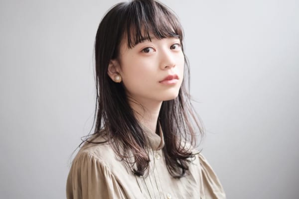 ストレートのセミロングヘア13