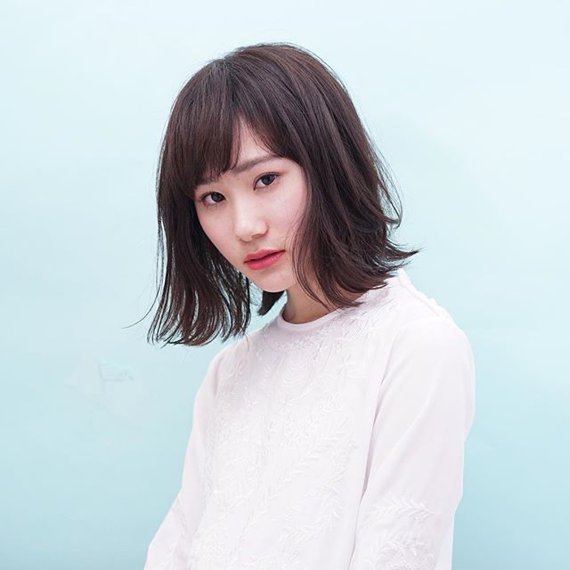 ミディアムボブの長さが可愛い 伸ばしかけもおしゃれに見せるスタイル特集 Folk