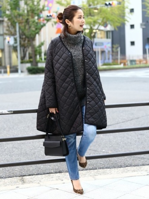 すっきりしたノーカラーは、旬なタートルネックセーターとも好相性ですよ。