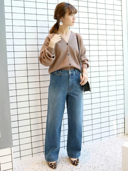 Vネックの女性らしい抜け感でシャープな印象をゲット
