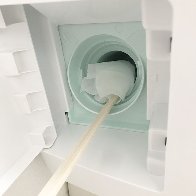 使い捨て割り箸で衛生的に掃除2