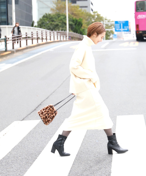 白ニット 黒ニット を今年顔に更新 もっとおしゃれに着こなすトレンドコーデ術 Folk