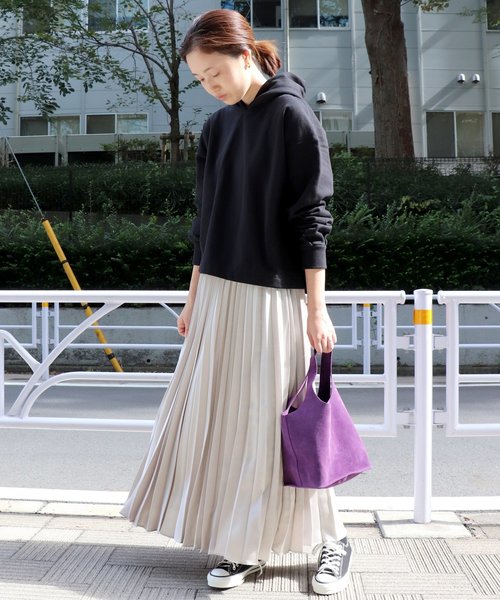 サテンプリーツロングスカート