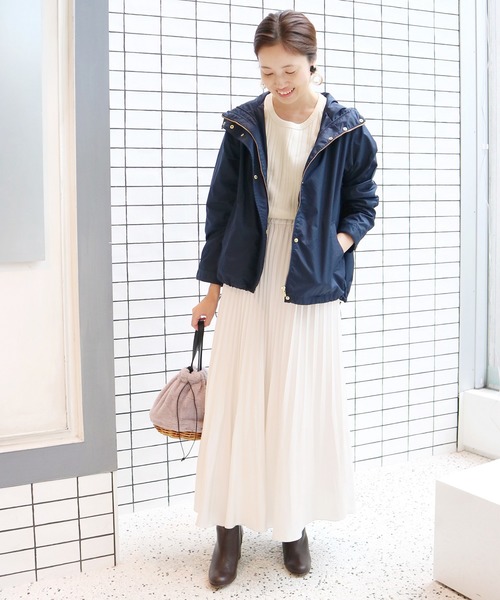 サテンプリーツスカート