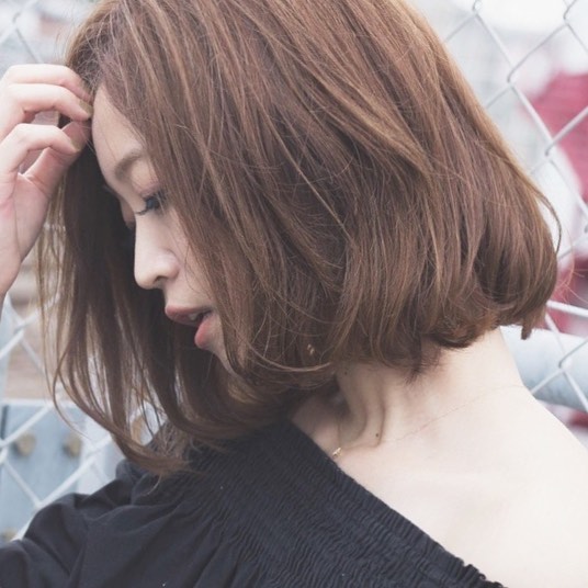 内巻きボブで王道フェミニンスタイル 甘すぎない大人スタイルを一挙ご紹介 Folk