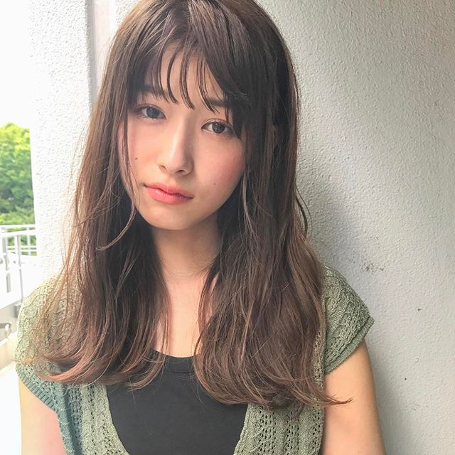 ナチュラルヘアスタイル　セミロング〜ロング