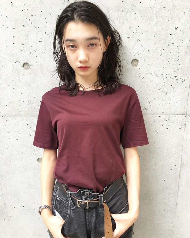 おでこ出しヘアスタイル モード感4