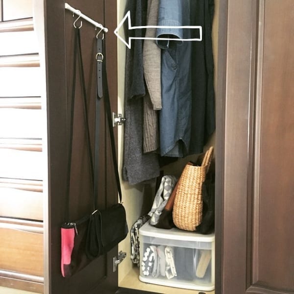 扉裏収納　洋服　突っ張り棒