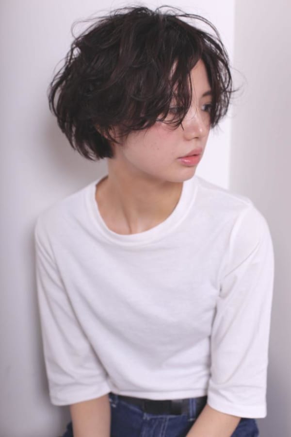黒髪にイチオシのパーマをかけた髪型7