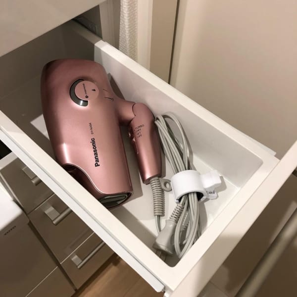 ドライヤーをきれいに収納 ごちゃごちゃさせずスムーズに取り出せる方法とは Folk