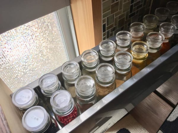 スパイスボトルを揃えてモチベーションアップ お料理が楽しくなる素敵な調味料入れ Folk