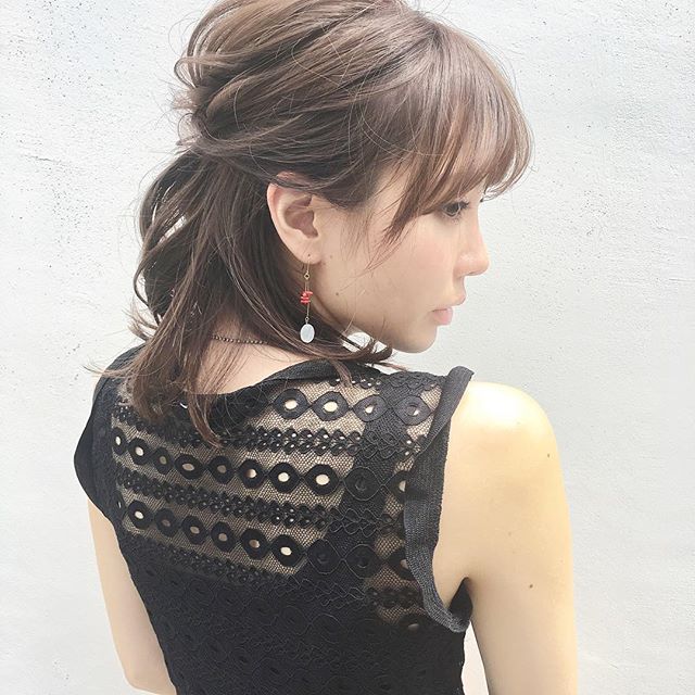 雨の日の髪型はいつもより大人可愛く 一日中崩れない簡単ヘアアレンジ特集 Folk