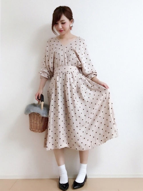 ドットワンピースの春夏コーデ特集 子供っぽくならない大人レトロな着こなし術 Folk