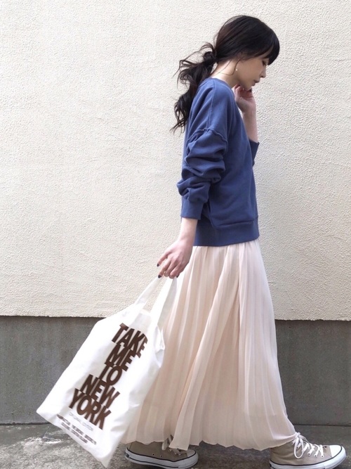 白に合う色をカラー別でご紹介 組み合わせ方で印象が変わるおしゃれな着こなし術 Folk