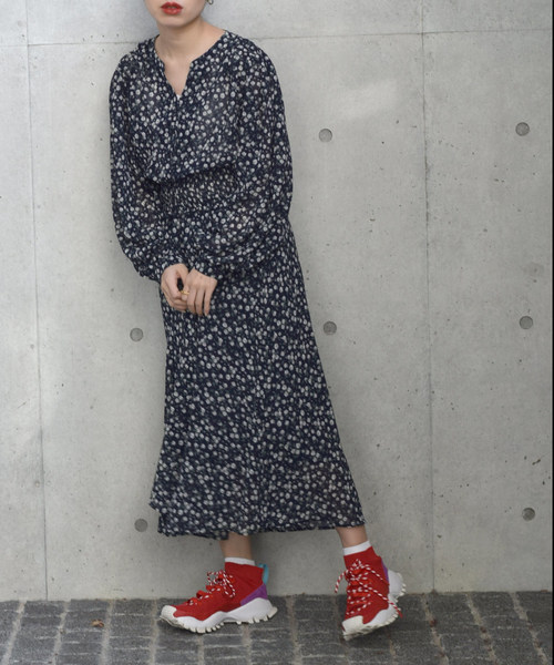 花柄シフォンウエストシャーリングワンピース