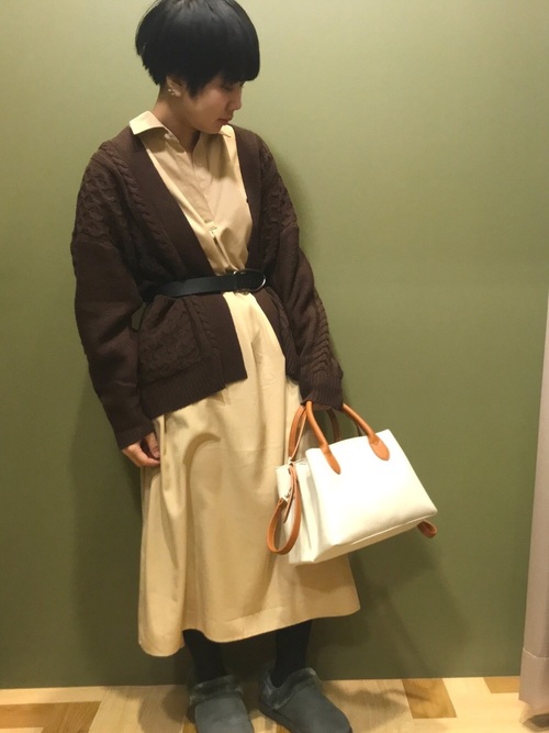 ベージュワンピース×カーディガンコーデ2