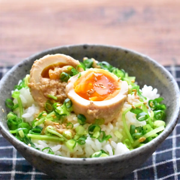 たっぷりゴマと麹の半熟煮卵オリーブオイル丼