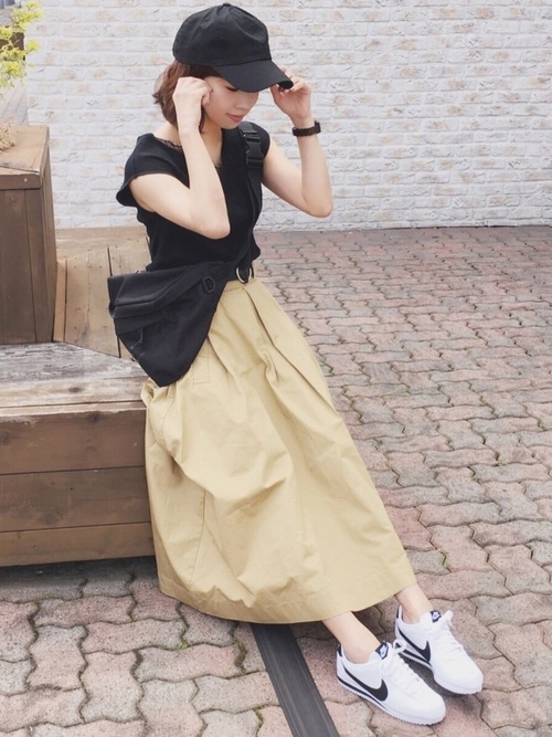 黒キャップの大人女子コーデ50選 きれいめカジュアルを演出するレディーススタイル Folk