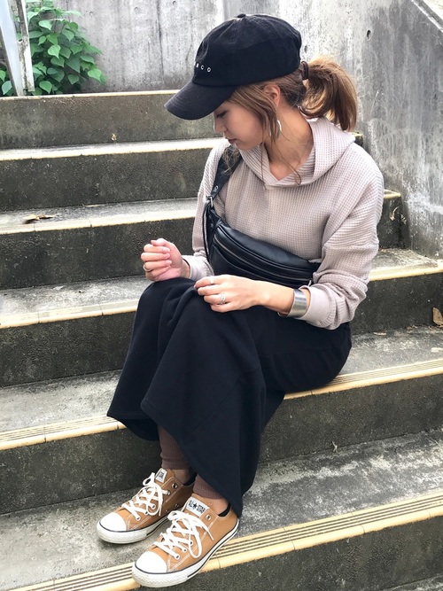 黒キャップの大人女子コーデ50選 きれいめカジュアルを演出するレディーススタイル Folk