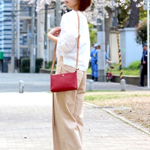 赤バッグの春夏コーデ特集 シンプルファッションのアクセントにしておしゃれ上級者 Folk