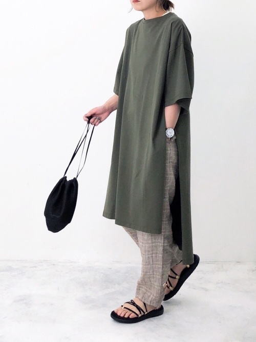 カーキワンピースの大人コーデ集 春夏に着こなすきれいめカジュアル Folk