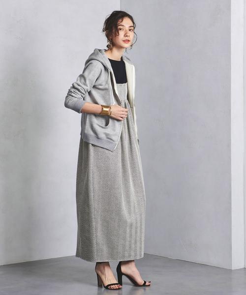 グレーパーカーの大人女子コーデ50選 地味見えしない上級者の着こなしを真似しよう Folk