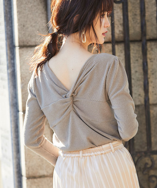 バックシャントップスの春スタイル15選 旬のデザインで後ろもオシャレに Folk