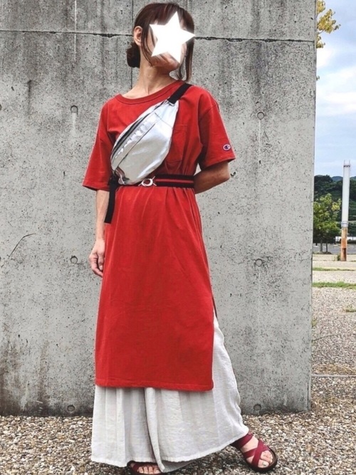 チャンピオンの大人女子コーデ50選 トレンドアイテムで叶えるきれいめカジュアル Folk