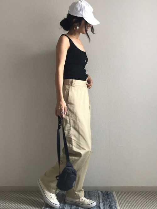 白キャップの大人女子コーデ50選 ハズしに使える万能アイテムでこなれ感up Folk