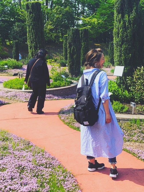 チャンピオンの大人女子コーデ50選 トレンドアイテムで叶えるきれいめカジュアル Folk