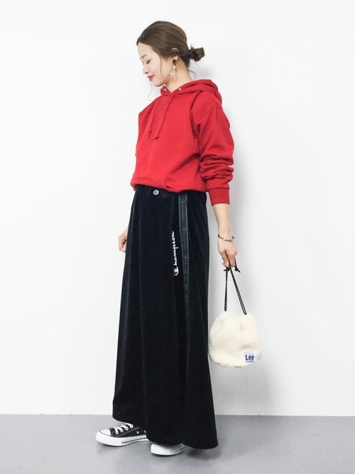 赤パーカーのレディースコーデ40選 おしゃれテクをマスターして大人女子も挑戦 Folk