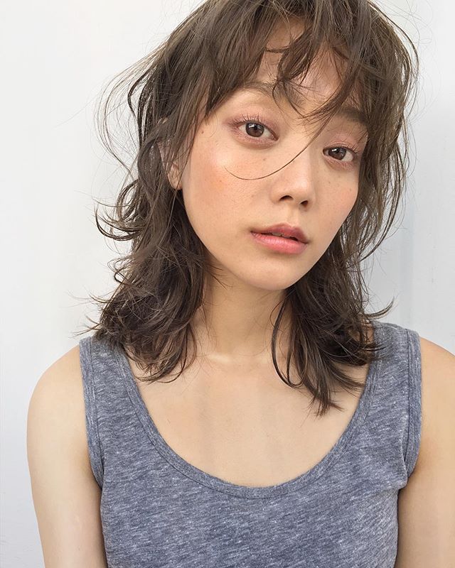 無造作ヘアで大人な雰囲気をget ゆるふわ感がたまらないヘアスタイル特集 Folk