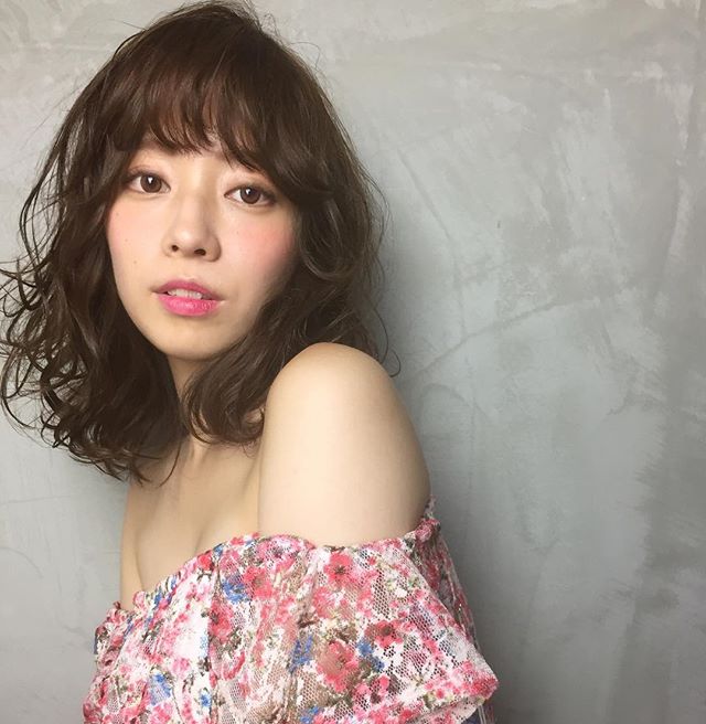 無造作ヘアで大人な雰囲気をget ゆるふわ感がたまらないヘアスタイル特集 Folk